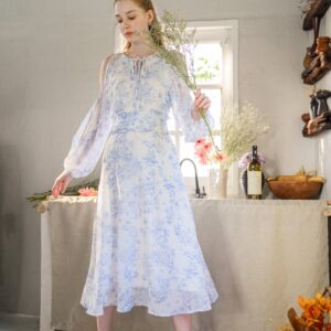 Chloe Maxi Dress - เดรสแม๊กซี่เปิดไหล่ลายดอกสีฟ้า (พร้อมส่ง)